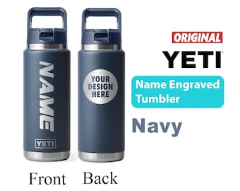 Borraccia Yeti Rambler 2.0 personalizzata, colore blu navy, in acciaio inossidabile con isolamento sottovuoto e incisione laser, con tappo con cannuccia in tinta.