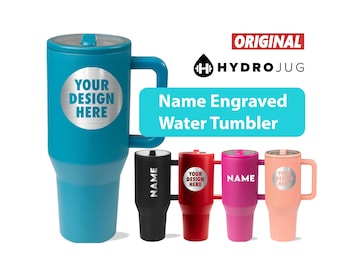 Bicchiere termico HydroJug Traveler personalizzato da 950 ml con cannuccia retrattile e manico, in acciaio inossidabile con incisione laser, a prova di perdite, compatibile con i portabicchieri.