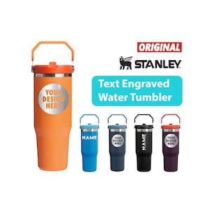 K&ouml;nnte beinhalten: Ein orangefarbener Stanley-Wasserbecher mit Griff und dem Text "YOUR DESIGN HERE". Vier weitere Becher in Blau, Marine, Schwarz und Lila sind ebenfalls abgebildet. Der Text "Text Engraved Water Tumbler" wird angezeigt.
