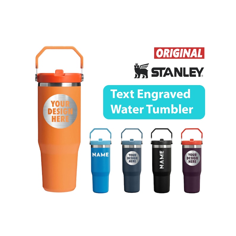 K&ouml;nnte beinhalten: Ein orangefarbener Stanley-Wasserbecher mit Griff und dem Text "YOUR DESIGN HERE". Vier weitere Becher in Blau, Marine, Schwarz und Lila sind ebenfalls abgebildet. Der Text "Text Engraved Water Tumbler" wird angezeigt.