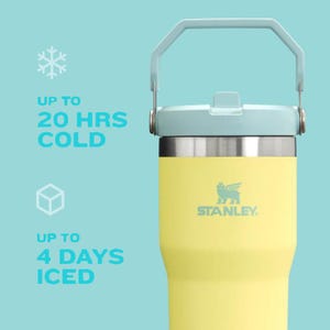 K&ouml;nnte beinhalten: Ein gelber Stanley-Becher mit hellblauem Deckel und Griff. Der Becher hat das Stanley-Logo und den Text "Up to 20 HRS COLD" und "Up to 4 DAYS ICED".
