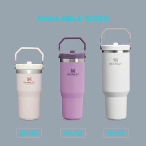 K&ouml;nnte beinhalten: Drei Stanley-Becher in verschiedenen Gr&ouml;&szlig;en: hellrosa, lila und wei&szlig;. Jeder Becher hat einen Griff und das Stanley-Logo. Das Bild enth&auml;lt den Text "AVAILABLE SIZES" und die Gr&ouml;&szlig;en: 591 ml, 887 ml und 1183 ml.