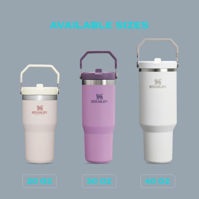 K&ouml;nnte beinhalten: Drei Stanley-Becher in verschiedenen Gr&ouml;&szlig;en: hellrosa, lila und wei&szlig;. Jeder Becher hat einen Griff und das Stanley-Logo. Das Bild enth&auml;lt den Text "AVAILABLE SIZES" und die Gr&ouml;&szlig;en: 591 ml, 887 ml und 1183 ml.