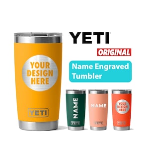 Könnte beinhalten: Ein orangefarbener Yeti-Becher mit silbernem Deckel und Boden, mit dem Text "YOUR DESIGN HERE" auf einem silbernen Kreis. Das Bild zeigt auch drei kleinere Becher in Grün, Pfirsich und Orange mit dem Text "NAME" und "YOUR DESIGN HERE". Der Text "Name Engraved Tumbler" ist ebenfalls sichtbar.