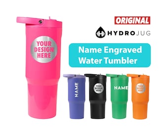 Bicchiere termico HydroJug Sport personalizzato da 950 ml con cannuccia, in acciaio inossidabile con incisione laser, lavabile in lavastoviglie, con base in gomma.