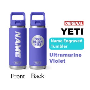 Gepersonaliseerde Yeti-waterfles ultramarijn violet Rambler 2.0, lasergegraveerde roestvrijstalen geïsoleerde fles met rietje in bijpassende kleur