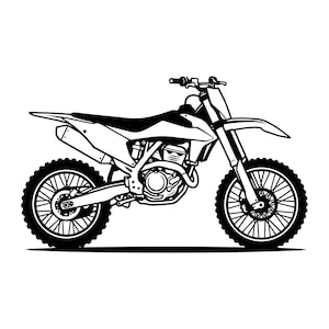 Peut inclure: Une illustration graphique en noir et blanc d'une moto tout-terrain vue de profil. La moto présente un cadre surélevé, des pneus à crampons avec des rayons détaillés, un bloc moteur proéminent, une selle plate et un pot d'échappement haut.