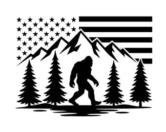 Pode incluir: Um autocolante gráfico a preto e branco com a silhueta do Bigfoot a caminhar por uma floresta de pinheiros em frente a uma cordilheira, com um padrão estilizado da bandeira americana composto por estrelas e riscas no fundo.