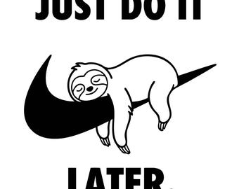 Pode incluir: Um design gráfico a preto e branco com uma preguiça estilizada a descansar sobre uma grande forma de swoosh preta. O texto JUST DO IT está impresso em letras maiúsculas pretas acima da preguiça, e a palavra LATER. está abaixo.