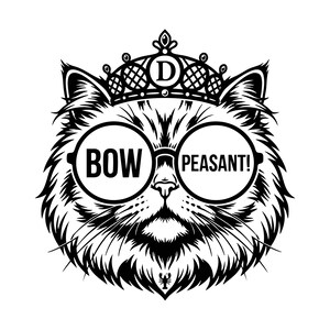 Puede incluir: Una ilustración gráfica en blanco y negro de un gato esponjoso que lleva una corona con la letra D y gafas redondas. El cristal izquierdo presenta el texto BOW y el derecho el texto PEASANT!. Un pequeño icono de langosta está centrado bajo la barbilla.