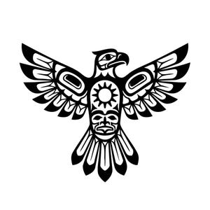 Puede incluir: Una ilustración gráfica en blanco y negro de un águila con las alas extendidas. El diseño presenta patrones geométricos estilizados, un símbolo de sol en el pecho y un rostro humano integrado en la parte inferior del cuerpo del ave.