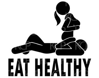 Pode incluir: Um design de autocolante gráfico preto com duas figuras de pau estilizadas numa posição íntima, com o texto EAT HEALTHY impresso em letras pretas a negrito, maiúsculas e sem serifa por baixo das figuras num fundo branco.