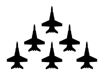 Pode incluir: Um gráfico de silhueta preta apresentando seis jatos de combate dispostos em formação em V. Cada jato é retratado a partir de uma perspectiva de cima, mostrando as asas, a fuselagem e as seções da cauda em uma cor preta sólida sobre fundo branco.