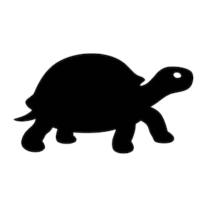 Peut inclure: Une silhouette noire unie de tortue de profil, orientée vers la droite. Le graphique présente une carapace arrondie, une petite queue, quatre pattes et une tête avec une découpe circulaire blanche représentant l'œil, sur un fond uni.