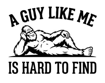 Pode incluir: Uma ilustração gráfica a preto e branco de uma criatura Bigfoot reclinada. O texto A GUY LIKE ME está arqueado acima da figura, e o texto IS HARD TO FIND está posicionado abaixo da figura, ambos numa fonte de letras maiúsculas a negrito.