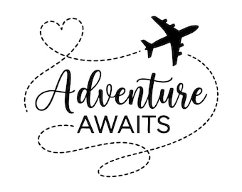 Pode incluir: Um design gráfico preto com o texto Adventure AWAITS numa combinação de tipos de letra script e sem serifa. Uma linha tracejada traça um caminho em forma de coração e continua atrás da silhueta de um avião preto a voar para a direita.