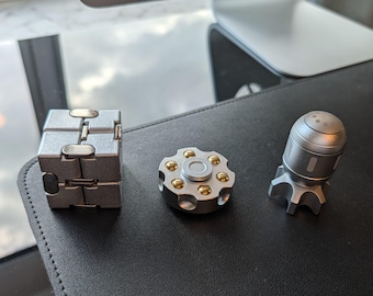 El trío de escritorios / Escultura de escritorio de metal y juego de fidget cinético