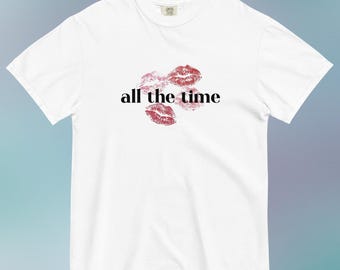 Koszulka z grafiką „Kiss All the Time” w kolorach Comfort, koszulka z nadrukiem „Lipstick Mark Disco Concert”