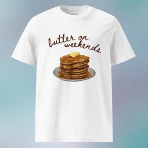 Butter on Weekends - Pancake Stack Grafik T-Shirt aus Bio-Baumwolle