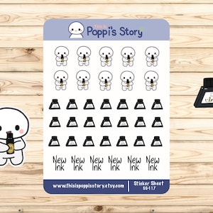 Puede incluir: Una hoja de pegatinas con varias ilustraciones. La hoja presenta pequeños personajes de dibujos animados sosteniendo frascos de tinta, frascos de tinta y las palabras "New Ink". Una pegatina separada muestra un personaje de dibujos animados sosteniendo un frasco de tinta.