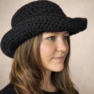 Peut inclure: Ensemble de trois mugs en céramique avec une finition mate et mouchetée. Les tasses sont de couleur crème, gris clair et gris foncé. Design simple et minimaliste, parfait pour le café ou le thé.