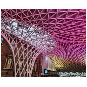 Puede incluir: Un juego de tres tazas de cerámica con acabado moteado y mate. Las tazas son de color crema, gris claro y gris oscuro. Cada taza tiene un diseño simple y minimalista.