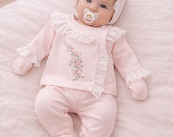 Lyxig babyflicka-outfit för hemkomst, rosa set med blombroderi, present till nyfödd, set med volanger i bomull, haklappsockor 0-3 månader