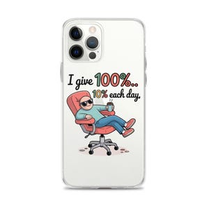 以下が含まれることがあります： 透明な携帯電話ケース。サングラスをかけた人が赤いオフィスチェアに座り、コーヒーカップを持っている漫画のイラストが描かれています。テキストは「I give 100%... 10% each day.」と書かれています。