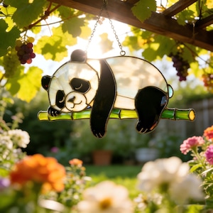 Adorno colgante de ventana con prisma de bambú, atrapasoles de vidrieras de panda hecho a mano