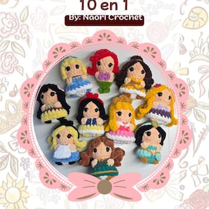 May include: Ten small crocheted dolls representing various characters with distinct hair colors and outfits. The text reads PATRON EN ESPAÑOL Mini Princesas 10 en 1 By: Naori Crochet. The dolls are arranged in a circular frame with a pink scalloped border.