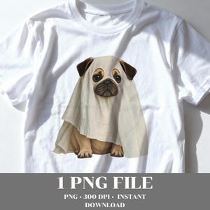 Puede incluir: Una camiseta blanca de manga corta con un estampado gráfico de un perro pug de color canela que lleva una sábana blanca sobre la cabeza como un disfraz de fantasma. El pug tiene orejas marrón oscuro y hocico negro, con patas delanteras visibles.