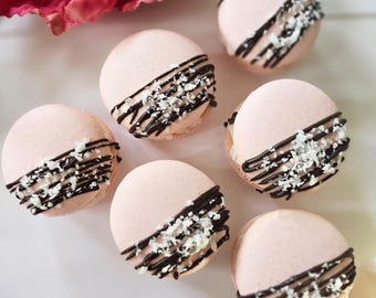 Macarons franceses de coco y vainilla, con cobertura de chocolate y virutas de chocolate.