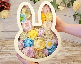 Flores de malvavisco comestibles en una caja con forma de conejito de Pascua, un dulce regalo hecho a mano.