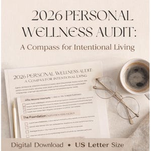 Op de afbeelding: Een digitale download met de titel "2026 Personal Wellness Audit: A Compass for Intentional Living". De afbeelding bevat een gedrukt document, een kopje koffie, een potlood en een ronde bril. Het document is US Letter formaat.