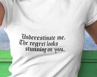 Camiseta con frase "Subestimar el arrepentimiento" / Camiseta con gráfico tipográfico
