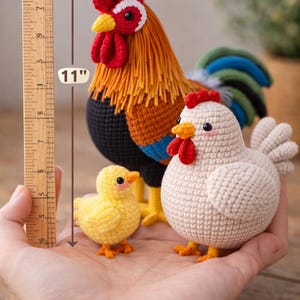 Op de afbeelding: Gehaakte haan, hen en kuiken. De haan is 28 cm hoog, met een oranje, bruin en zwart lichaam, rode kam en lellen en een blauwgroene staart. De hen is beige en het kuiken is geel. Alle drie zijn handgemaakt.