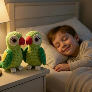 Virkad parakitduo, handgjord fågelskulptur, tropisk heminredning, amigurumi-papegojeleksak, unik present till fågelägare, present till fågel.