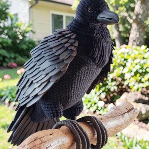Peut inclure: Sculpture d'un corbeau noir détaillé, perché sur une branche en bois. Le corbeau présente des plumes d'ailes superposées et un corps texturé. Le bec et les serres de l'oiseau sont noirs, contrastant avec le bois naturel de la branche.