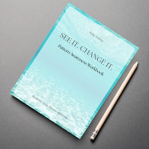 Op de afbeelding: Een werkboek getiteld "SEE IT. CHANGE IT." met een lichtblauwe omslag met een waterachtig patroon. De tekst "Pattern Awareness Workbook" staat onder de titel. Een houten potlood ligt naast het werkboek op een grijze ondergrond.