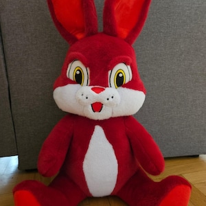 Coelho de pelúcia feito à mão em estilo cartoon – Bichinho de pelúcia | Presente para amantes de coelhos