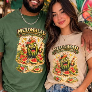 Op de afbeelding: Twee mensen dragen bijpassende t-shirts met een watermeloenafbeelding. De shirts zijn groen en beige en hebben de tekst "MELONHEAD" boven een cartoon watermeloen karakter met een drankje en een fles. De zin "KEEP ON SLURFIN, MY FRIENDS" staat ook op de shirts.