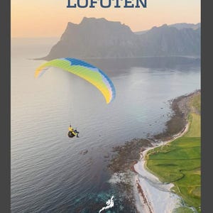 Puede incluir: Imagen panorámica de Lofoten con un parapente sobre el mar. El parapente tiene un diseño azul, amarillo y blanco. El texto "Hike & Fly in Lofoten" está en la parte superior, con el nombre del autor en la parte inferior.