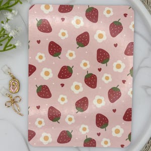 Rosa Erdbeer Kindle Einsatz | Matte oder Holographic Paperwhite Decor | Bookish Merch Zubehör