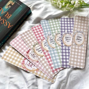 Op de afbeelding: Een set van drie keramische mokken met een gespikkelde, matte afwerking. De mokken zijn in crème, lichtgrijs en donkergrijs. Elke mok heeft een eenvoudig, minimalistisch ontwerp, perfect voor koffie of thee.