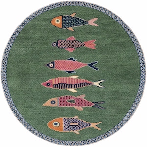 Pode incluir: Tapete redondo verde com seis peixes coloridos com padrões únicos em rosa, laranja e azul. Borda com padrão azul e branco. Ideal para um quarto ou sala de estar.