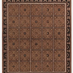 Könnte beinhalten: Ein quadratischer, brauner Teppich mit einem sich wiederholenden Blumen- und Halbmondmuster. Der Teppich hat einen Rand mit geometrischen Designs in Schwarz und Braun. Die Kanten des Teppichs sind gefranst.