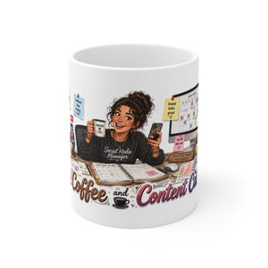 Op de afbeelding: Een witte keramische mok met een grafische illustratie van een persoon die aan een bureau werkt met een computer, planner en koffiemok. De tekst luidt "Social Media Manager", "Content Fuel", "brand looks great", "my life does not" en "Coffee and Content".