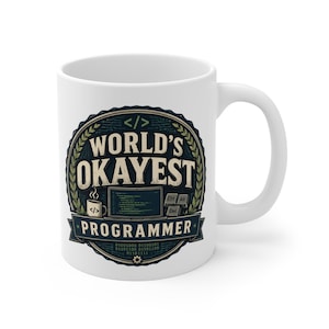 Può includere: Una tazza in ceramica bianca con una grafica circolare recante il testo "WORLD'S OKAYEST PROGRAMMER". Il design include un computer portatile con codice, una tazza da caffè con simbolo di codice, tasti della tastiera e numeri binari in blu e oro.