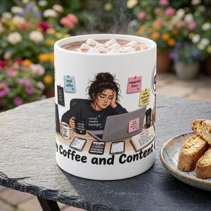 Könnte beinhalten: Ein weißer Keramikbecher mit einer Illustration einer Person, die an einem Laptop arbeitet, umgeben von Haftnotizen, einer Kaffeetasse und Mobilgeräten. Der Text lautet 'Social media manager', 'send coffee' und 'Coffee and Content'.