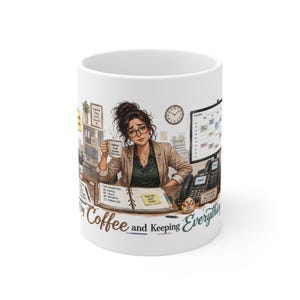 Puede incluir: Una taza de cerámica blanca con la ilustración de una persona en un escritorio con una agenda, un teléfono y una taza de café con la etiqueta Admin Fuel. El texto dice Powered by Coffee and Keeping Everything Together, con una nota You've Got This.